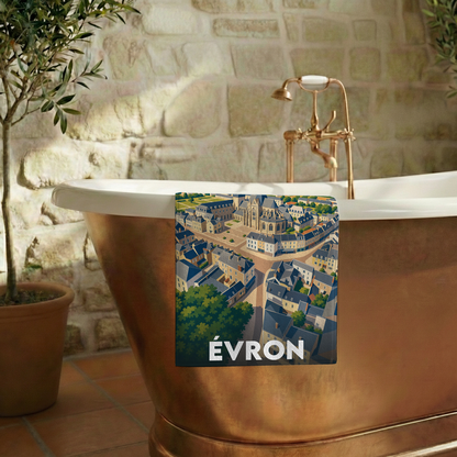 Serviette de bain souvenir de la ville d'Évron avec une illustration stylisée.