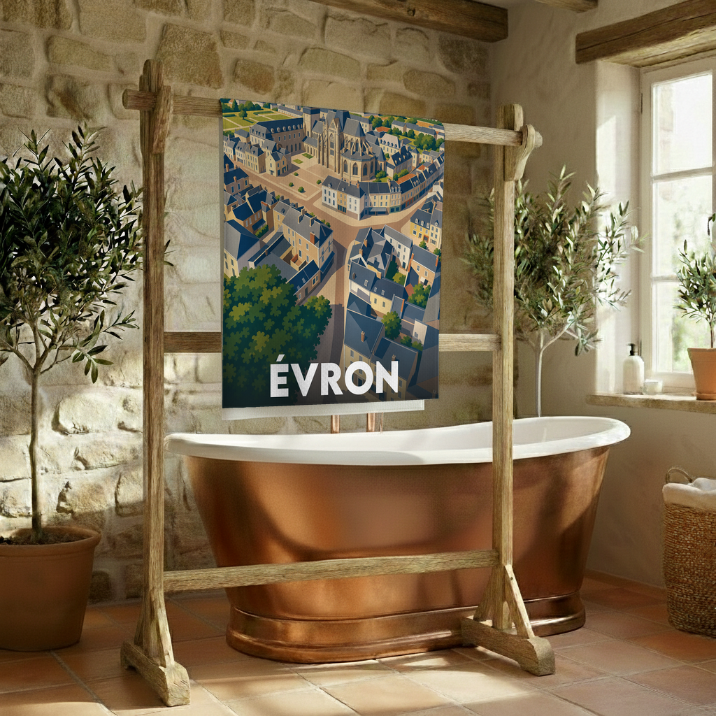 Serviette de bain souvenir de la ville d'Évron avec une illustration stylisée.