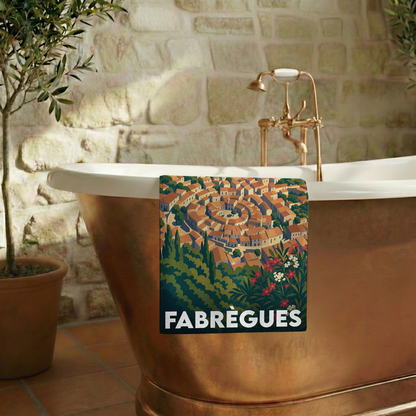 Serviette de bain souvenir de la ville de Fabrègues avec une illustration stylisée.