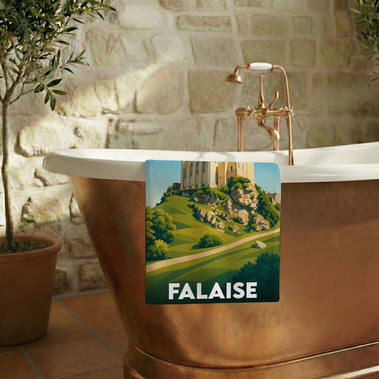 Serviette de bain souvenir de la ville de Falaise avec une illustration stylisée de son château.