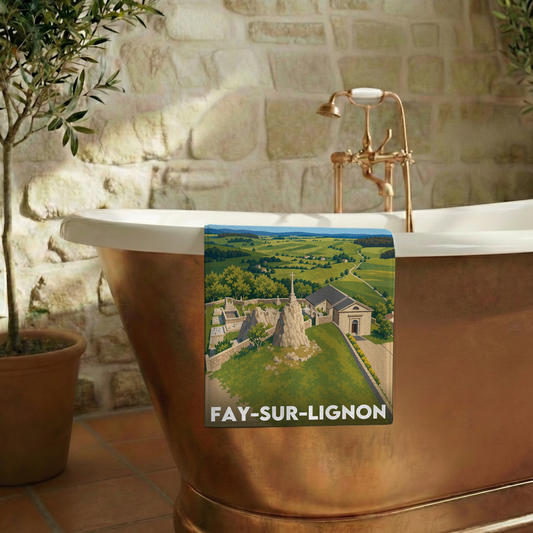 Serviette de bain souvenir de la ville de Fay-sur-Lignon avec une illustration stylisée.