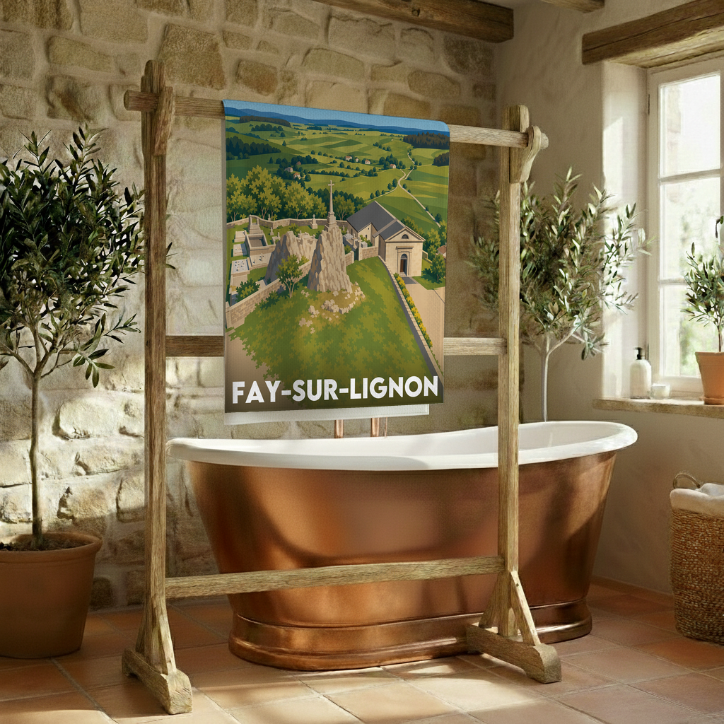 Serviette de bain souvenir de la ville de Fay-sur-Lignon avec une illustration stylisée du paysage local.