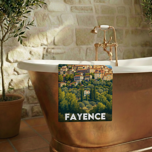 Serviette de bain souvenir de la ville de Fayence avec une illustration stylisée de ses paysages provençaux.