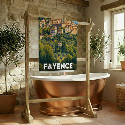 Serviette de bain souvenir de la ville de Fayence avec une illustration stylisée de son paysage.