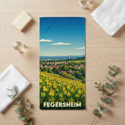 Serviette de bain souvenir de la ville de Fegersheim avec une illustration stylisée de vignobles.