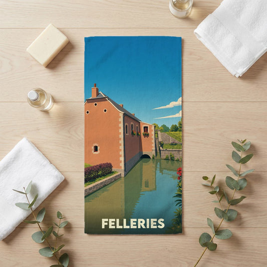 Serviette de bain souvenir de la ville de Felleries avec une illustration stylisée d'un moulin au bord de l'eau.