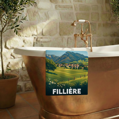 Serviette de bain souvenir de la ville de Fillière avec une illustration stylisée de paysage montagneux.