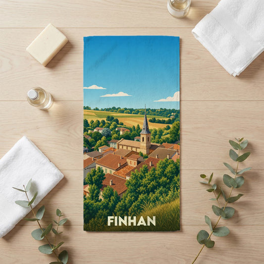 Serviette de bain souvenir de la ville de Finhan illustrée d'un paysage de village stylisé.