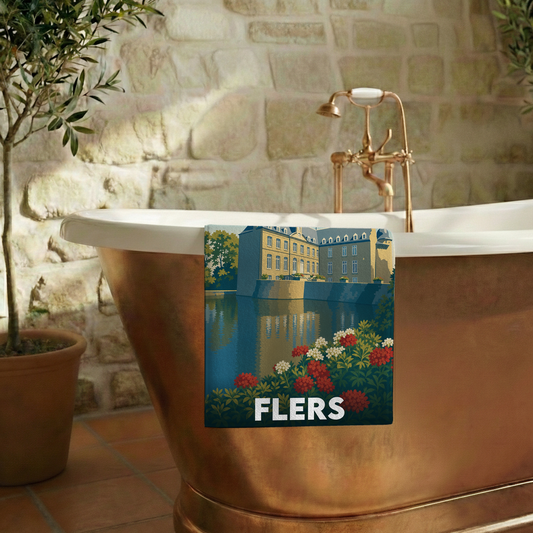 Serviette de bain souvenir de la ville de Flers avec une illustration stylisée de son château.