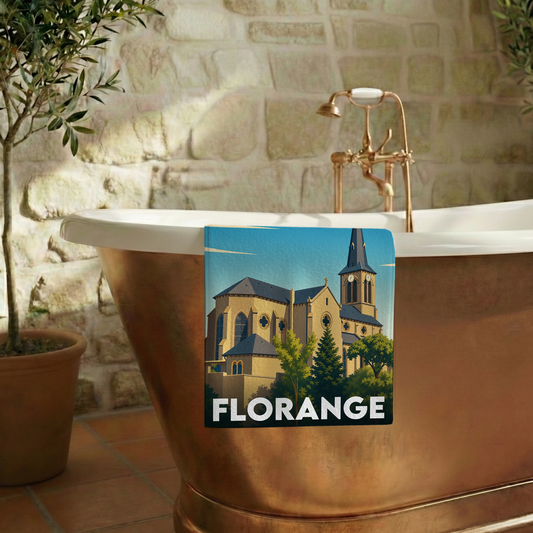 Serviette de bain souvenir de la ville de Florange avec une illustration stylisée de son église.