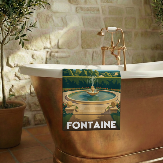 Serviette de bain souvenir de la ville de Fontaine avec une illustration stylisée d'un jardin et d'une fontaine.