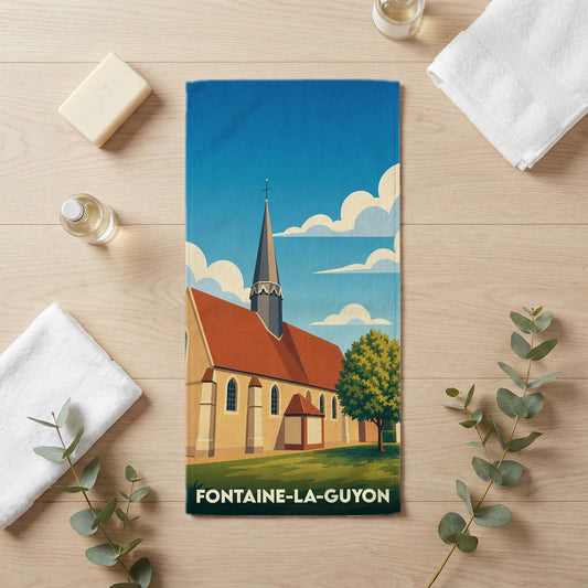 Serviette de bain souvenir de la ville de Fontaine-la-Guyon avec une illustration stylisée de son église.