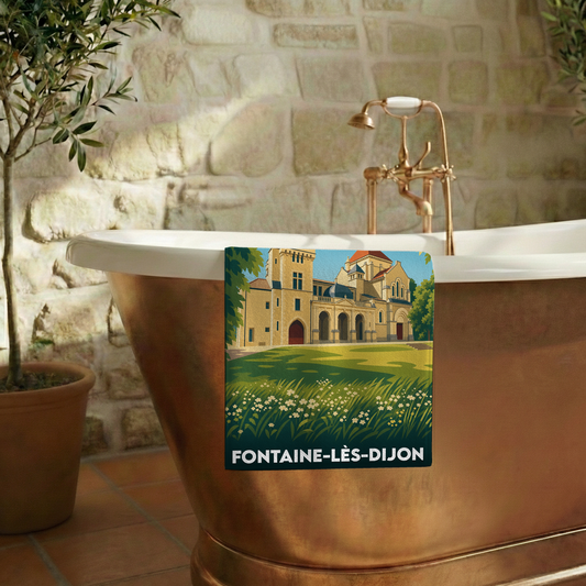 Serviette de bain souvenir de Fontaine-lès-Dijon ornée d'une illustration stylisée de la ville.