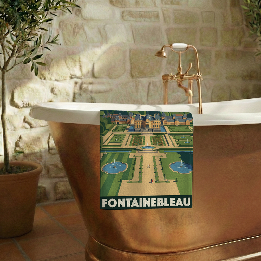 Serviette de bain souvenir de la ville de Fontainebleau avec une illustration stylisée de son château et de ses jardins.