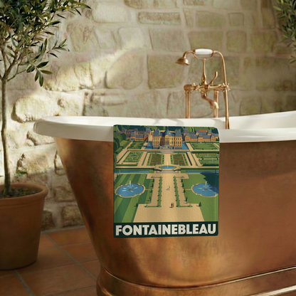 Serviette de bain souvenir de la ville de Fontainebleau avec une illustration stylisée de son château et de ses jardins.