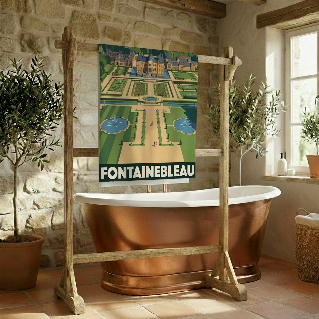 Serviette de bain souvenir de la ville de Fontainebleau avec une illustration stylisée de son château et de ses jardins.