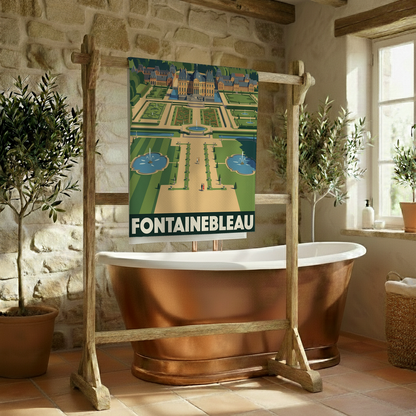 Serviette de bain souvenir de la ville de Fontainebleau avec une illustration stylisée de son château et de ses jardins.