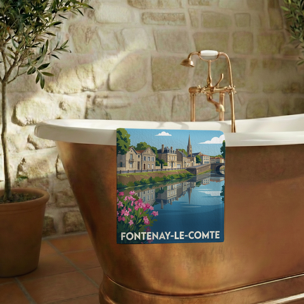 Serviette de bain souvenir de la ville de Fontenay-le-Comte avec une illustration stylisée.
