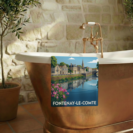 Serviette de bain souvenir de la ville de Fontenay-le-Comte avec une illustration stylisée.