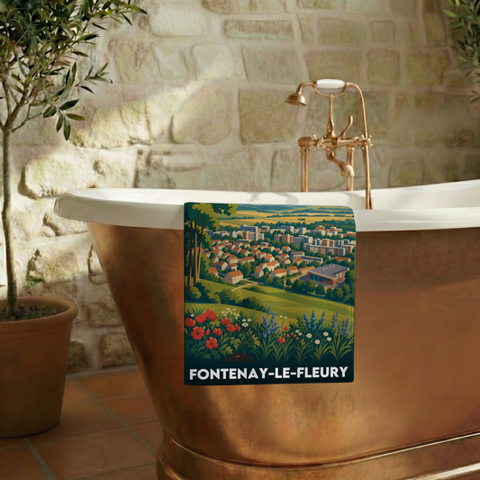 Serviette de bain souvenir de la ville de Fontenay-le-Fleury avec une illustration stylisée de son paysage urbain.