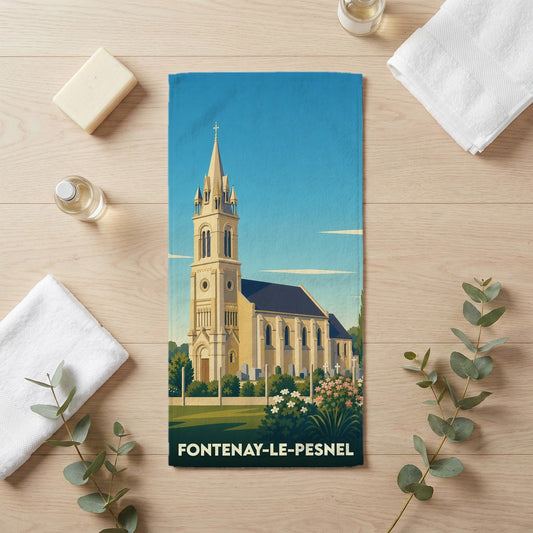 Serviette de bain souvenir de la ville de Fontenay-le-Pesnel avec une illustration stylisée de son église.