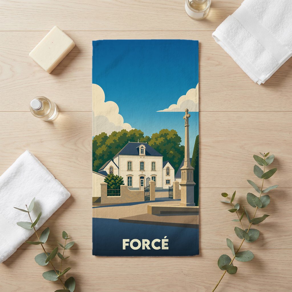 Serviette de bain souvenir de la ville de Forcé avec une illustration stylisée d'une maison de maître et d'un calvaire.