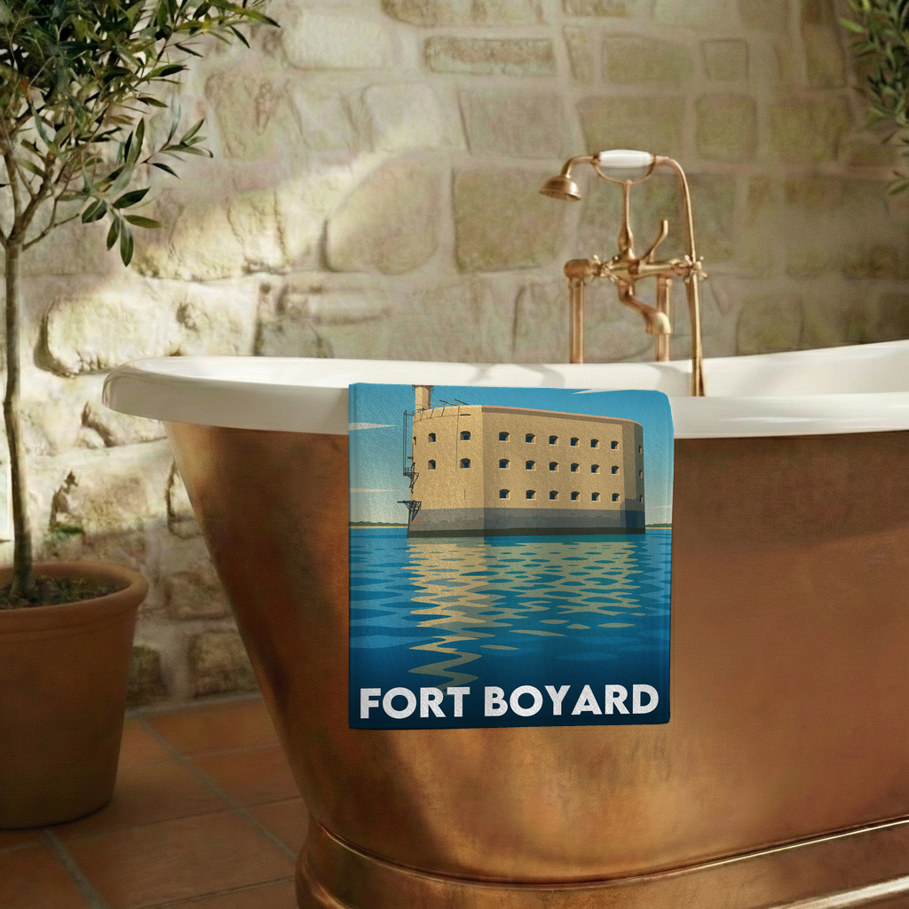 Serviette de bain souvenir de Fort Boyard avec une illustration stylisée.