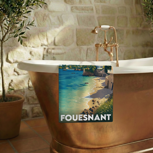 Serviette de bain souvenir de la ville de Fouesnant avec une illustration stylisée de son littoral.