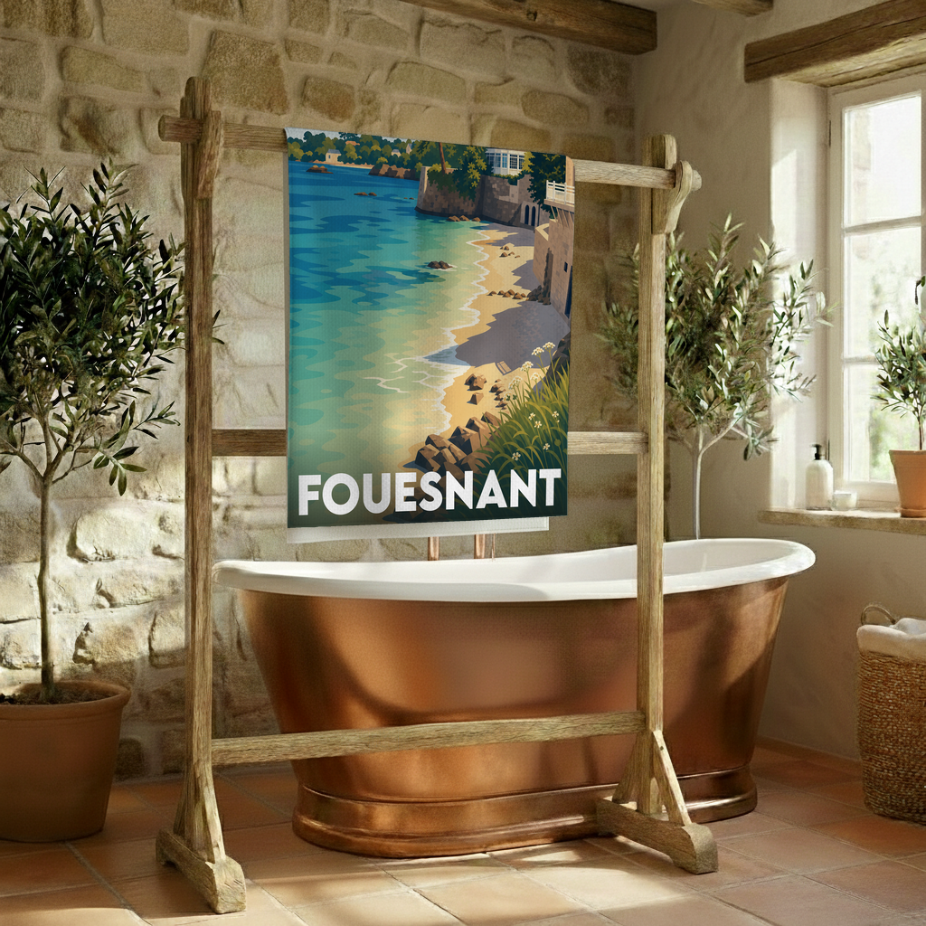 Serviette de bain souvenir de la ville de Fouesnant avec une illustration stylisée d'un paysage côtier breton.