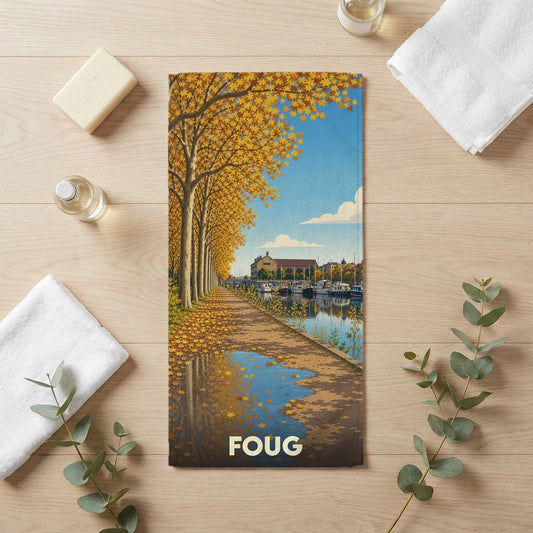 Serviette de bain souvenir de la ville de Foug avec une illustration automnale stylisée.