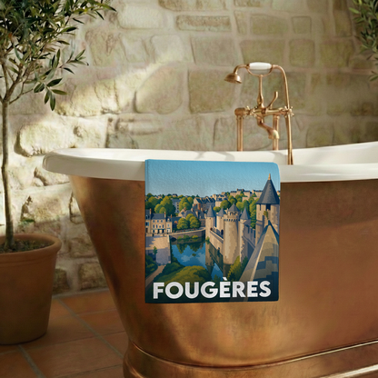 Serviette de bain souvenir de la ville de Fougères avec une illustration stylisée.