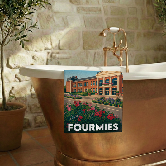 Serviette de bain souvenir de la ville de Fourmies avec une illustration stylisée.
