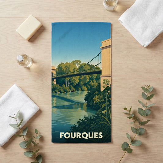 Serviette de bain souvenir de la ville de Fourques avec une illustration stylisée d'un pont suspendu au-dessus d'une rivière.