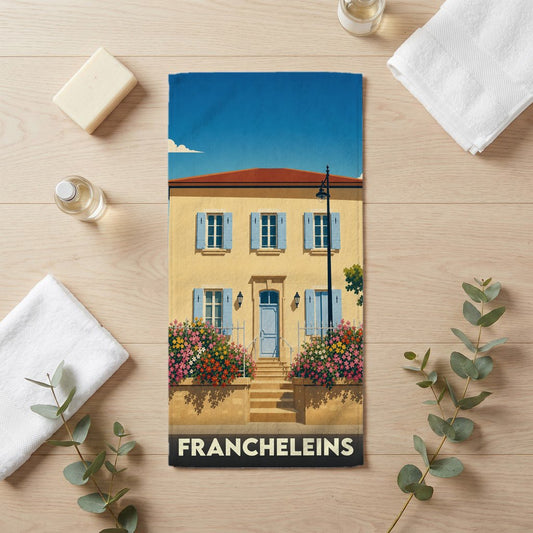 Serviette de bain souvenir de la ville de Francheleins avec une illustration stylisée d'une maison typique.