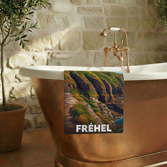 Serviette de bain souvenir de la ville de Fréhel avec une illustration stylisée de falaises côtières.