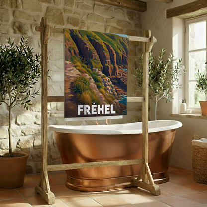 Serviette de bain souvenir de la ville de Fréhel avec une illustration stylisée de ses falaises côtières.