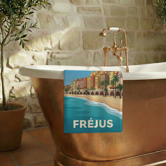 Serviette de bain souvenir de la ville de Fréjus avec une illustration stylisée de son bord de mer.