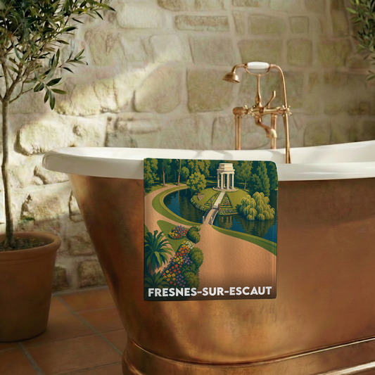 Serviette de bain souvenir de la ville de Fresnes-sur-Escaut avec une illustration de parc stylisée.