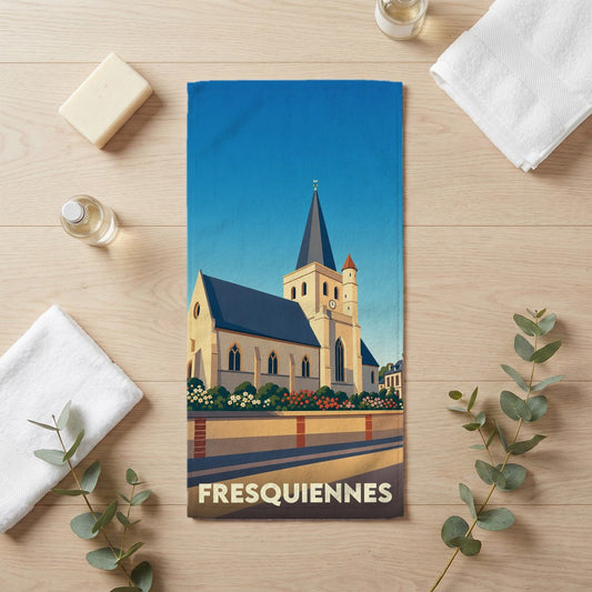 Serviette de bain souvenir de la ville de Fresquiennes avec une illustration stylisée de son église.