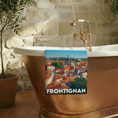 Serviette de bain souvenir de la ville de Frontignan avec une illustration stylisée.