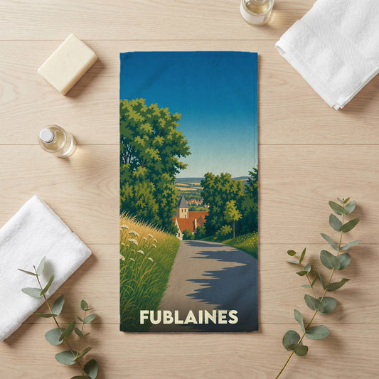 Serviette de bain souvenir de la ville de Fublaines avec une illustration de paysage champêtre.