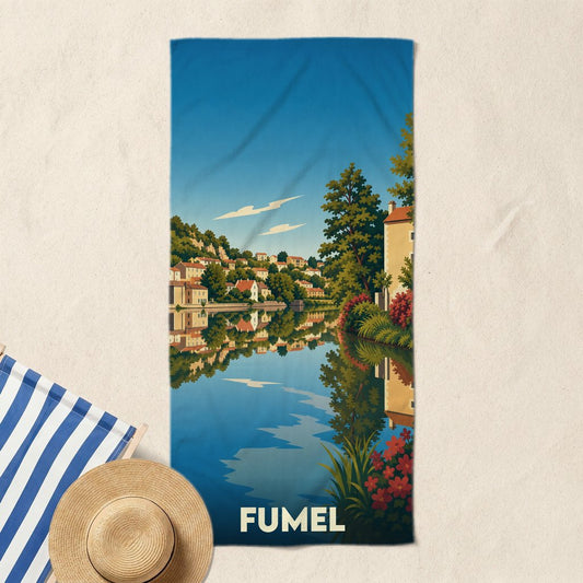 Serviette de bain souvenir de la ville de Fumel avec une illustration stylisée d'un paysage fluvial.