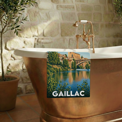Serviette de bain souvenir de la ville de Gaillac avec une illustration stylisée.