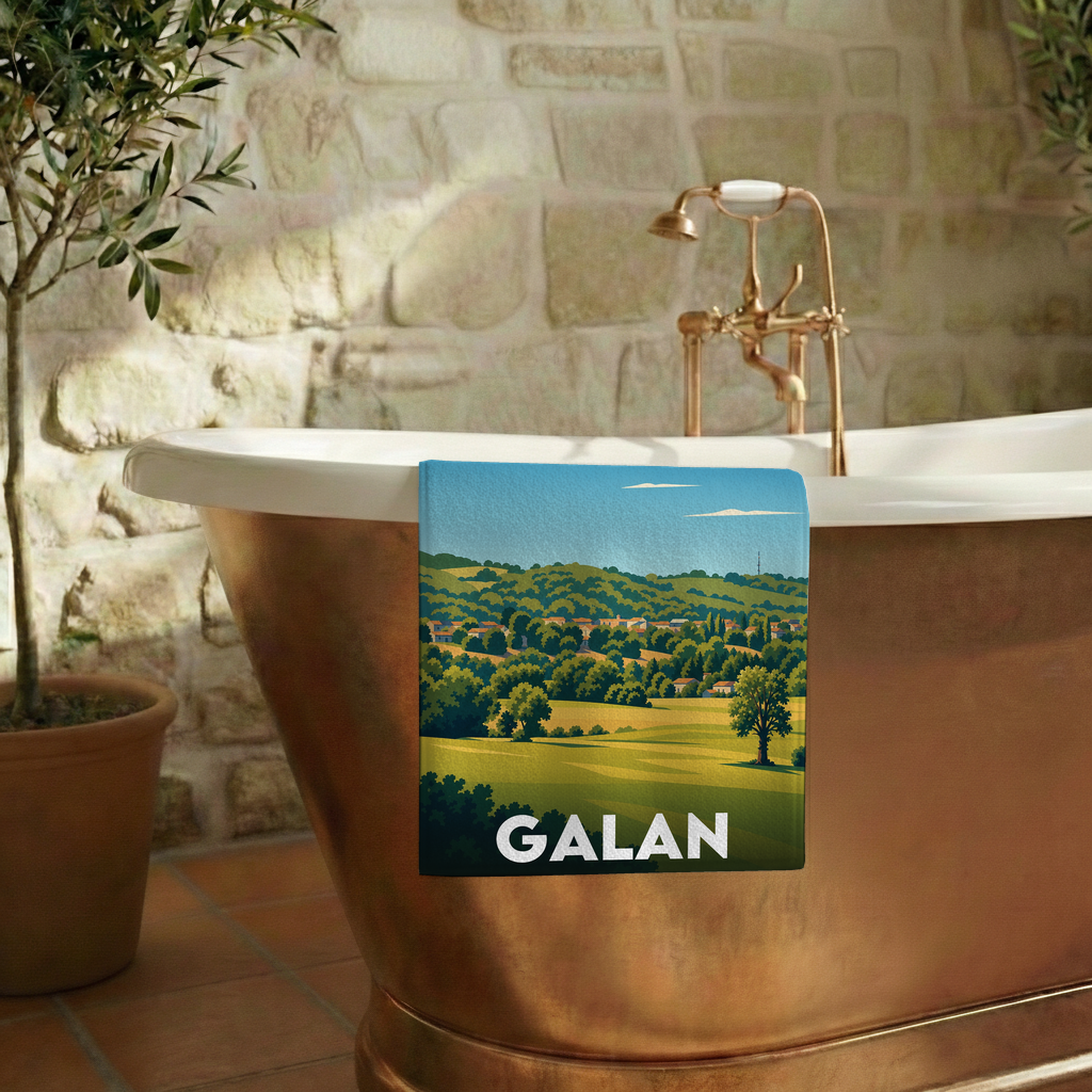 Serviette de bain souvenir de la ville de Galan avec une illustration stylisée.