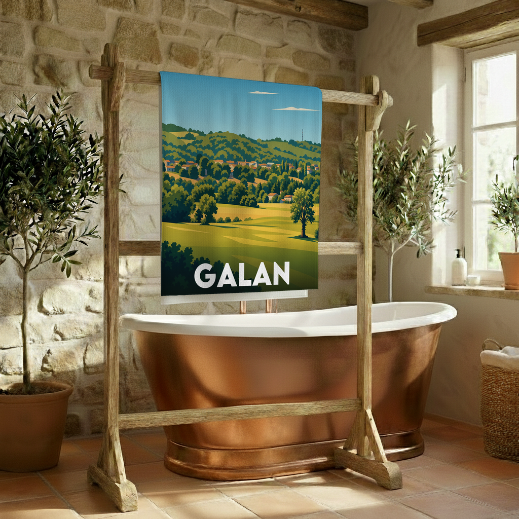 Serviette de bain souvenir de la ville de Galan avec une illustration stylisée de paysages vallonnés.