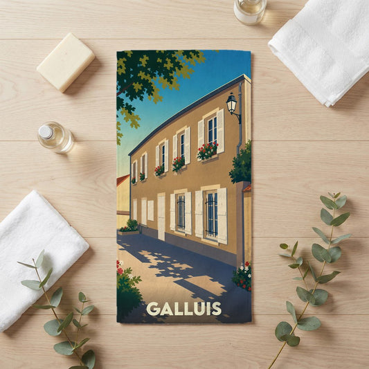 Serviette de bain souvenir de la ville de Galluis avec une illustration stylisée d'une maison traditionnelle.
