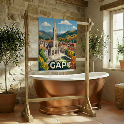 Serviette de bain souvenir de la ville de Gap illustrée par un paysage urbain coloré au style affiche rétro.