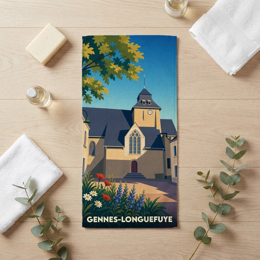 Serviette de bain souvenir de Gennes-Longuefuye illustrée d'une église de style vintage.