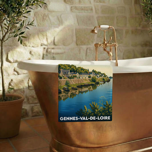 Serviette de bain souvenir de Gennes-Val-de-Loire avec une illustration stylisée des bords de Loire.