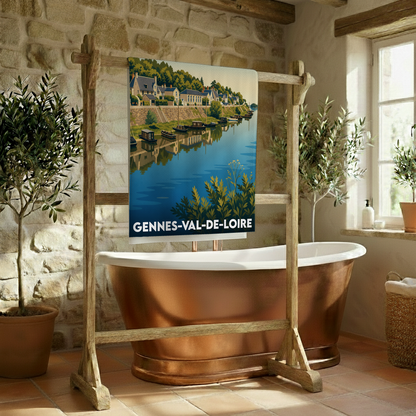 Serviette de bain souvenir de Gennes-Val-de-Loire illustrée d'un paysage fluvial stylisé avec des bateaux et des maisons de village.
